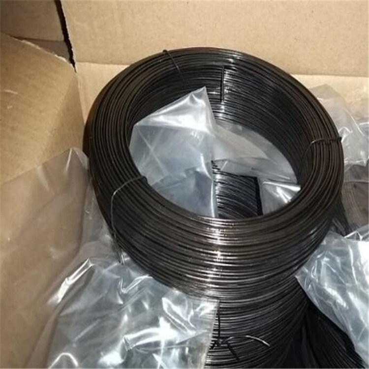 Čierny žíhaný výstužný drôt z továrenských malých zvitkov 1kg/rolka